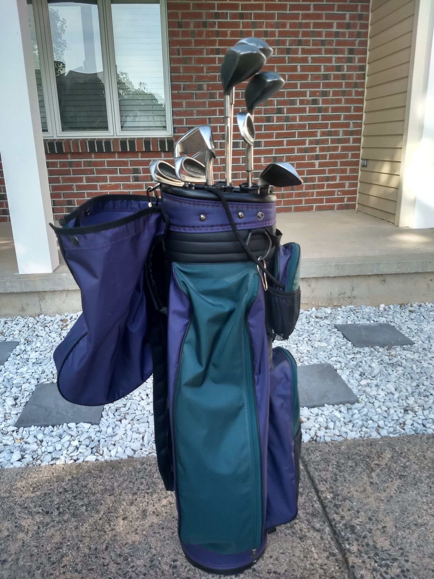 Ladies Spaulding golf clubs / Wilson bag