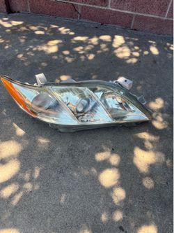 RIGHT HEADLIGHT 2007-2009 TOYOTA CAMRY (ONE TABLE BROKEN) PLEASE CHECK ALL THE PICTURES.