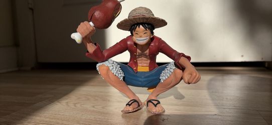 Luffy Eating Statue