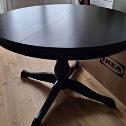Solid Wood Dinning Table Expandable In New Condition 