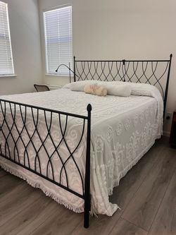 King bed w/bed frame, box spring and mattress