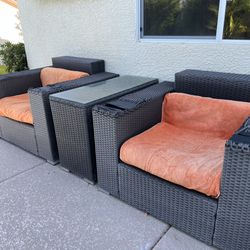 Patio Furniture / 2 Pool Chairs + Glass Table