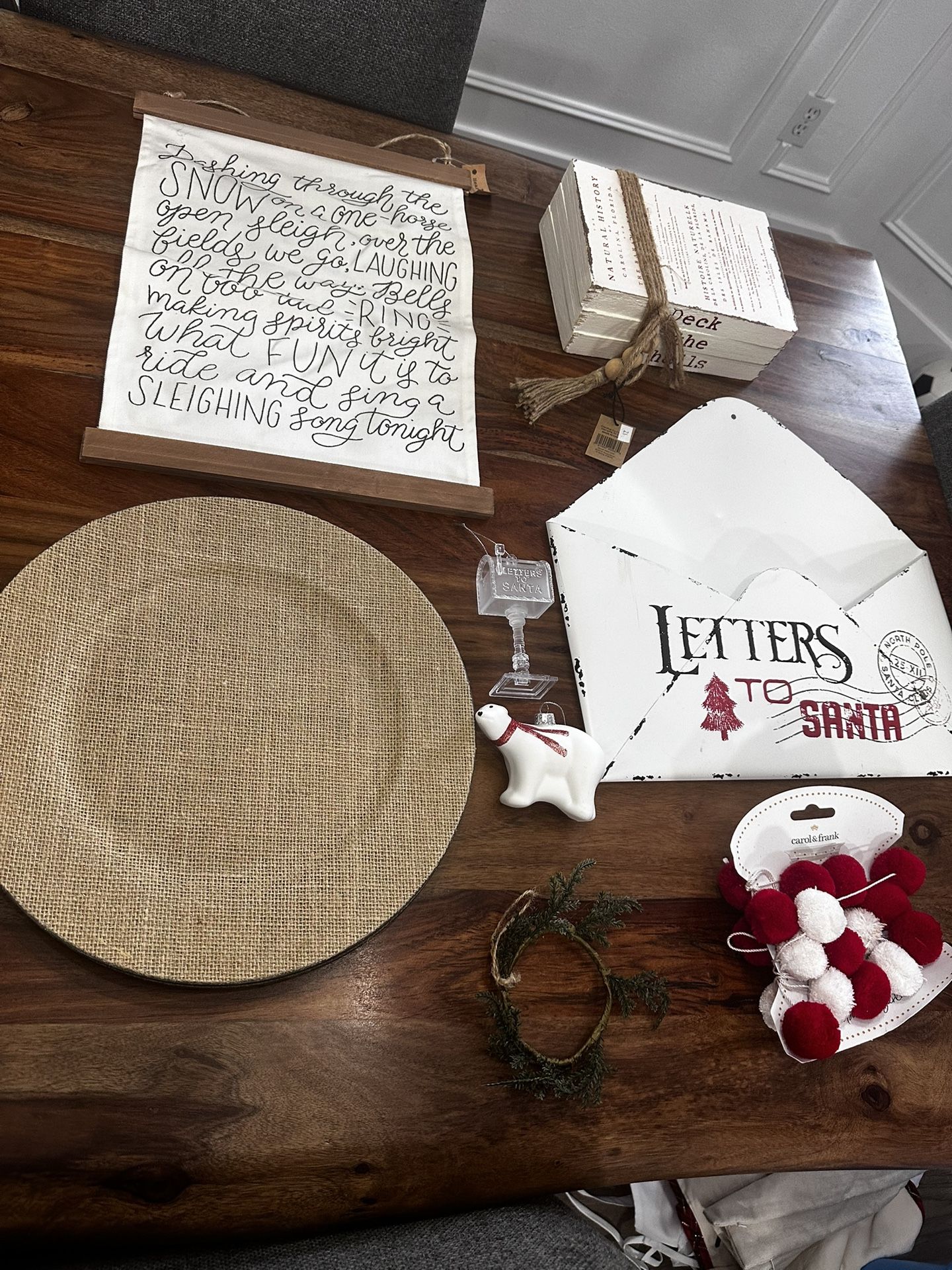 4 Under Plate, Decoration