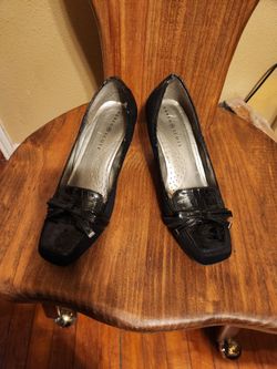 Ladies Karen Scott black heels. Size 10.