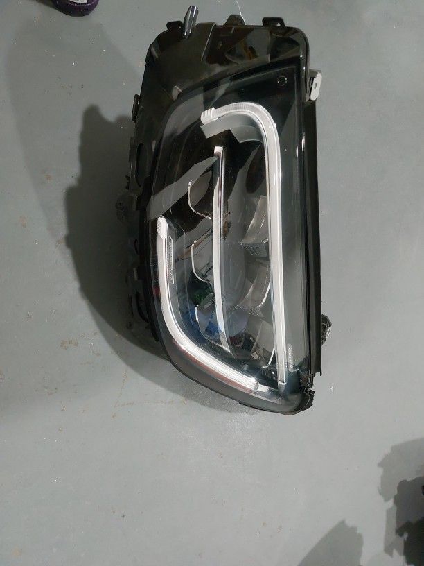 2022 MBZ GLC 300 LEFT HEADLIGHT