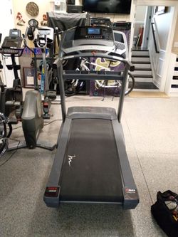 FREEMOTION 860 COMMERCIAL TREADMILL ( EXCELLENT CONDITION AND DELIVERY AVAILABLE TODAY