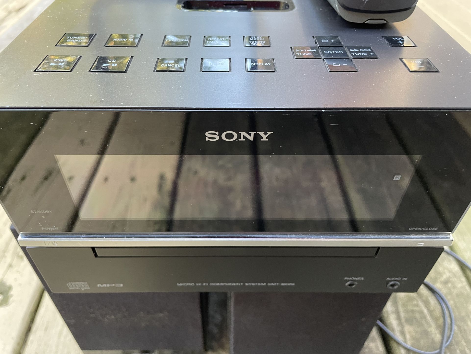 Sony mini hi-fi component system with bookshelf speakers, remote control, and antenna! High quality!