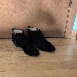 Susina Fenton black suede ankle booties. Size 9
