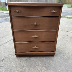 McM Dresser