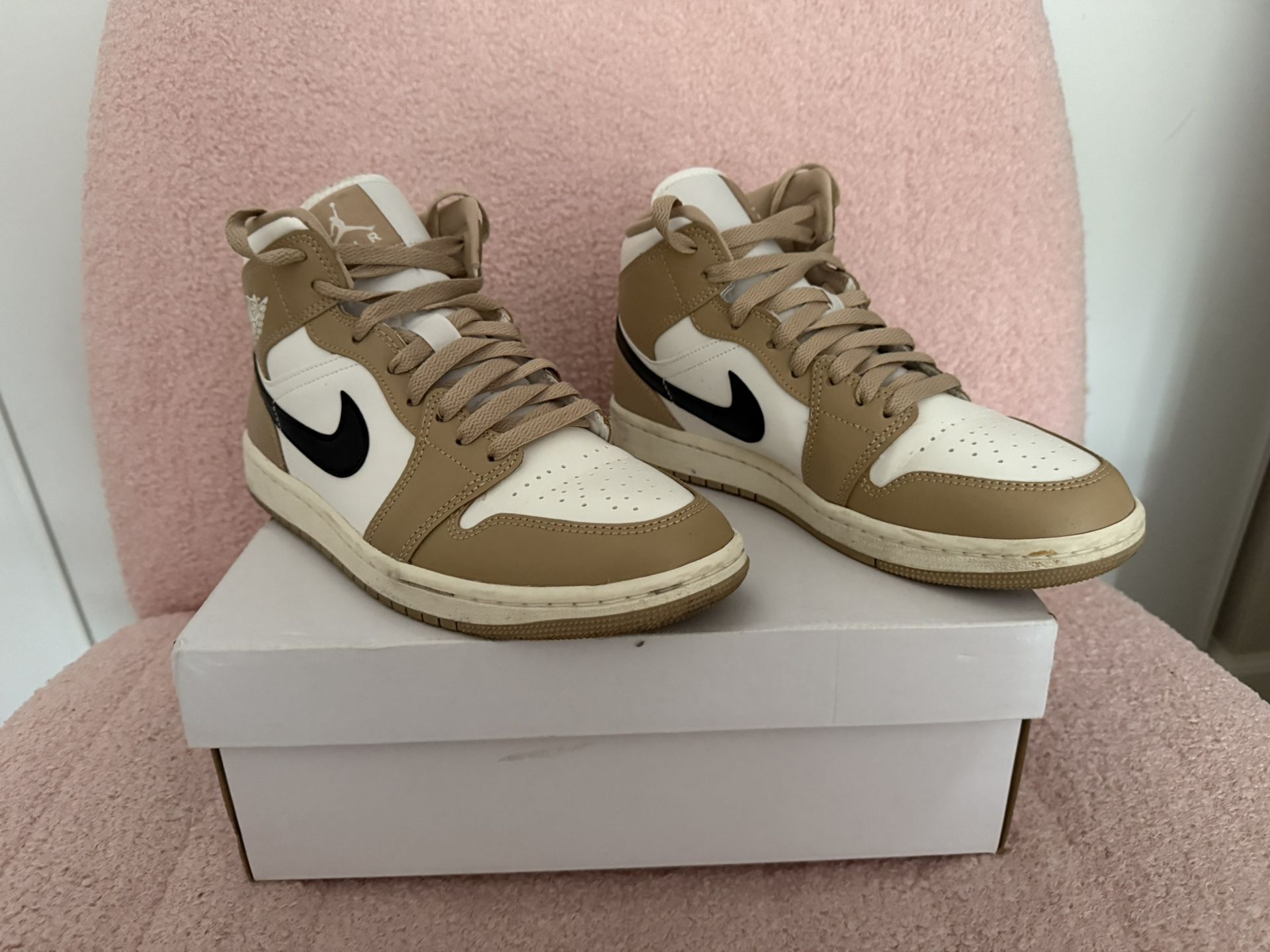 Jordan 1 Mids 8.5 Women’s 