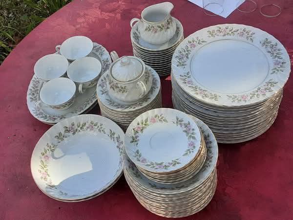 ROSE BRIAR JAPANESE FINE CHINA FORMAL DINNING SET $2500 FINAL PRICE SEE 👀 ALL PICTURES 