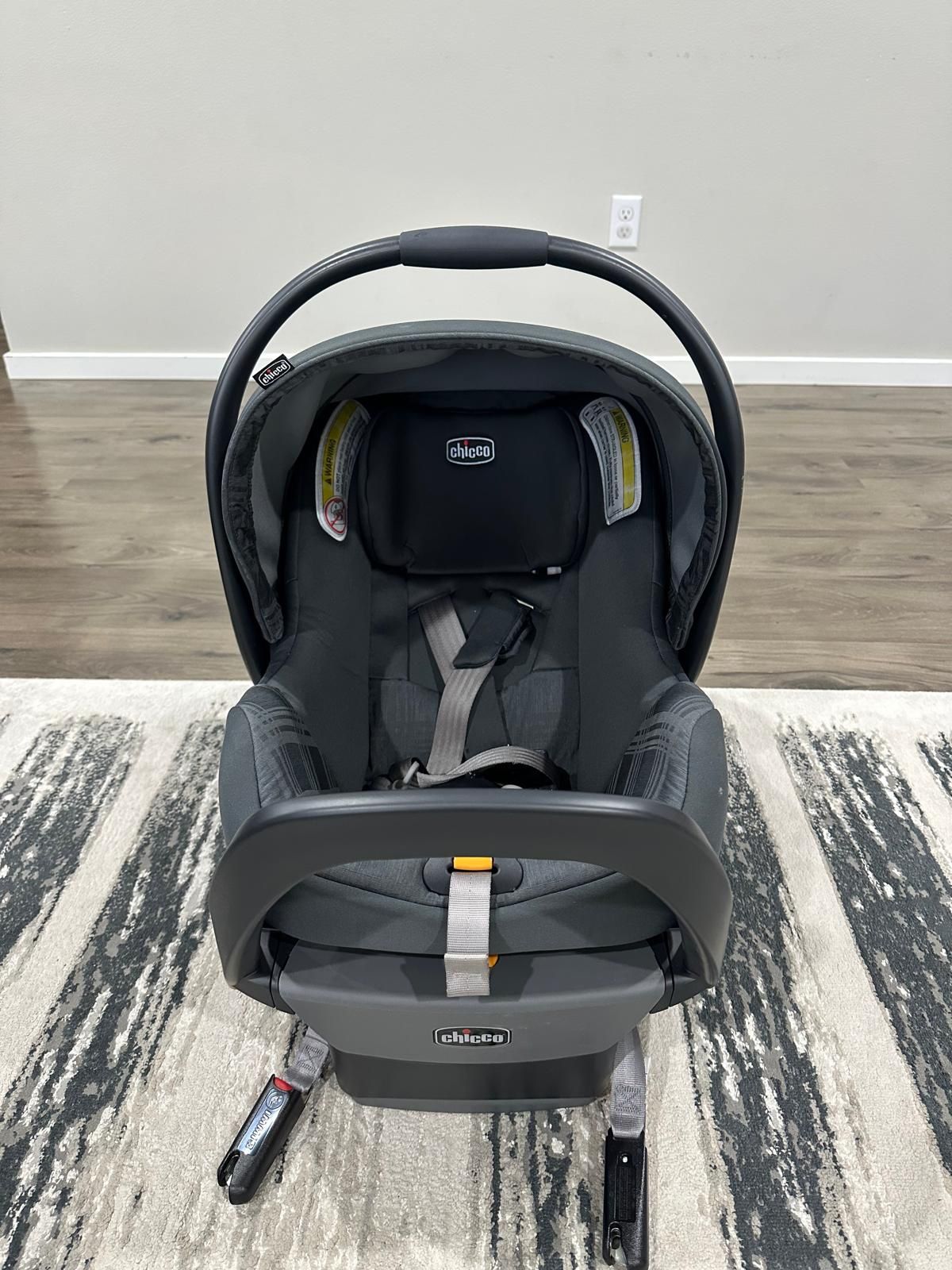 Chicco Infant Car Seat With Base