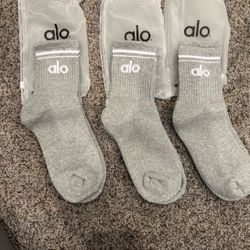 3 Pairs Of Alo Yoga Unisex Throwback Socks Medium Grey