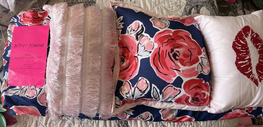 Betsey Johnson twin comforter set