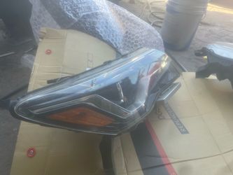 Pathfinder 2019 right head light