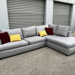Beautiful Gray Sectional Couch! ***Free Delivery*** 