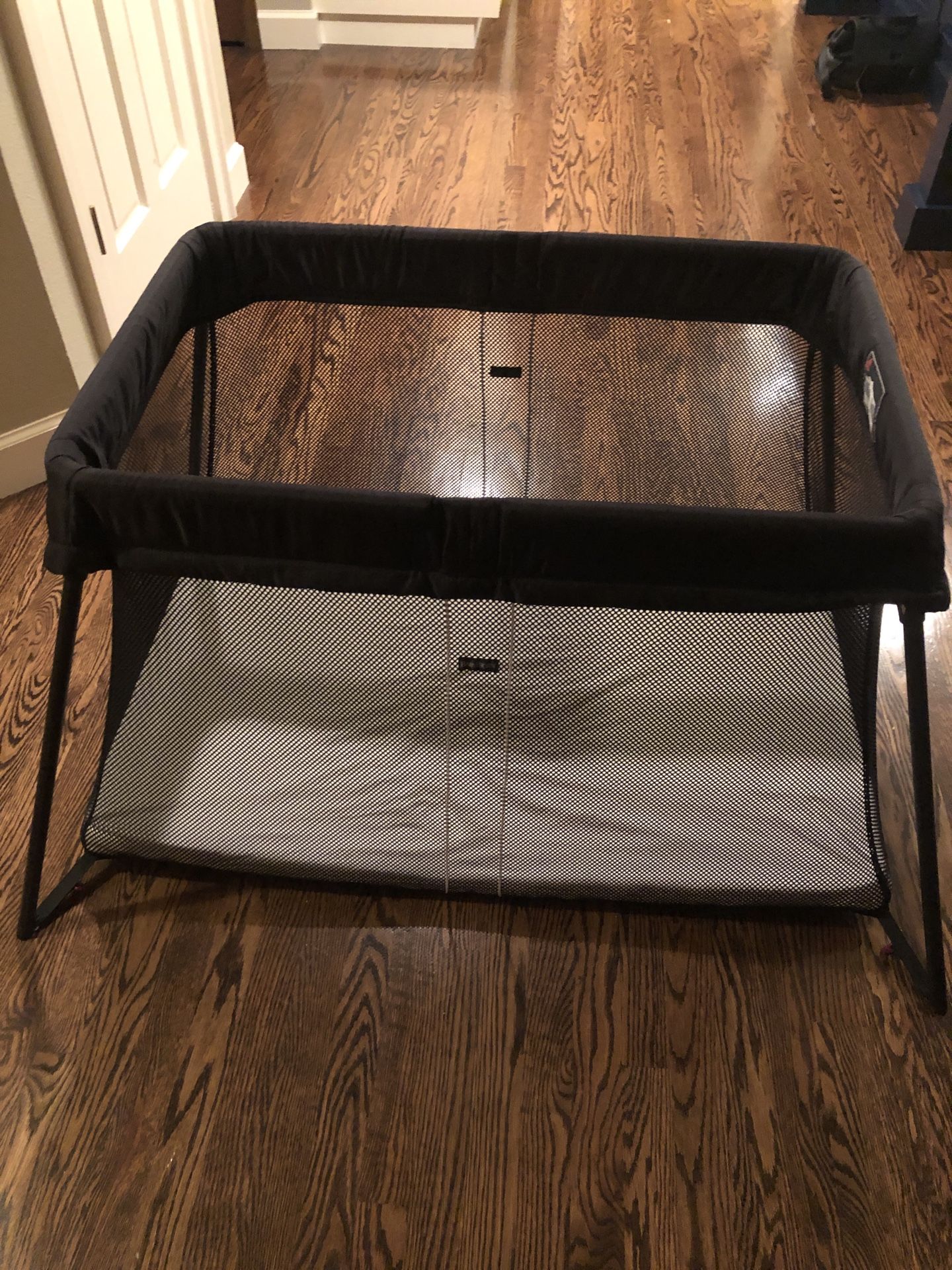 Baby Björn Travel Crib with two organic sheets