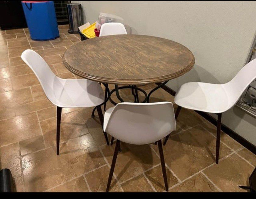 Round Dinning Room Table & Chairs