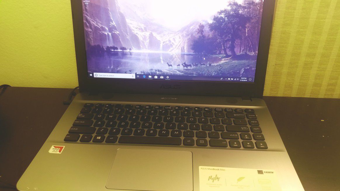 Almost New - Asus 14" Laptop - AMD A6-Series - 4 GB Memory - AMD Radeon R4 - 500 GB Hard Drive - Silver