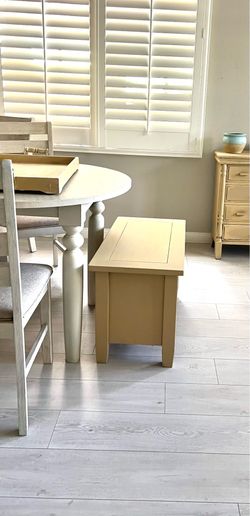 Gorgeous Bench /coffee Table with storage