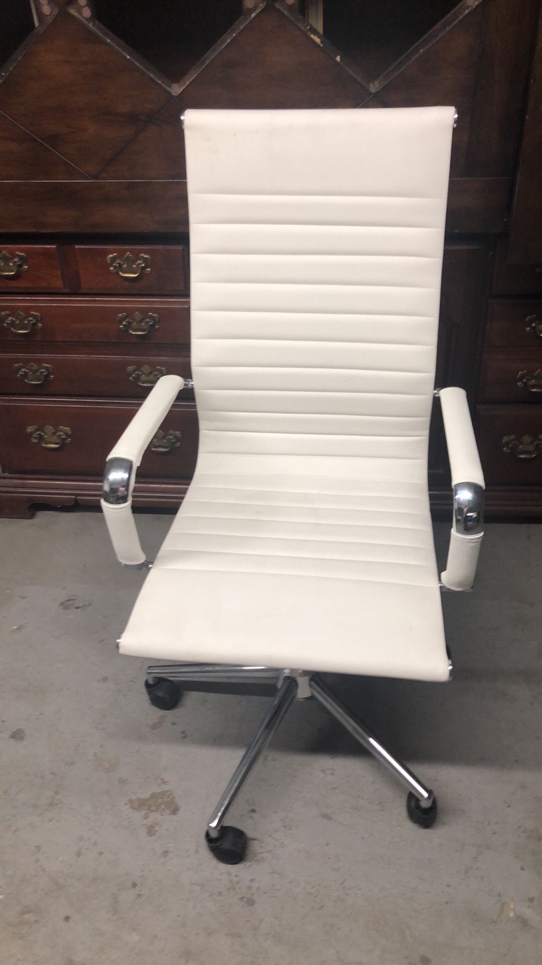 Flexible desk chair
