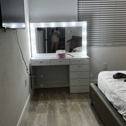 VANITY MAKE UP 