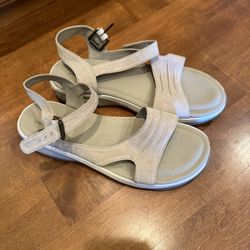 Woman’s Skechers Relaxed Fit Memory Foam Leather Sandals Shipping Available 