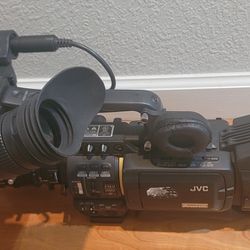 JVC GY-HD200 3-CCD HDV Mini-DV Camcorder W/ Fuji TH16x5.5BRMU Lens