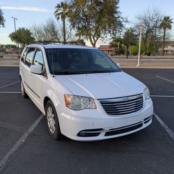 2014 Chrysler Town & Country – Clean Title – Runs Great