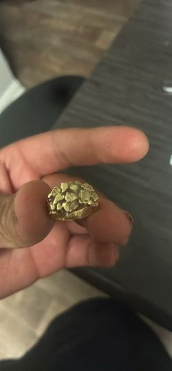 Gold Tone Figural Ring with Engraved Band