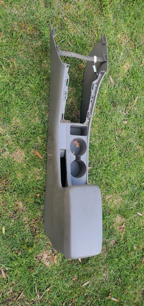 03-08 Toyota Corolla Armrest/Middle Console