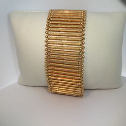 18k yellow gold elegant looking ladies bracelet 