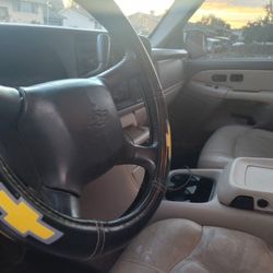 02 CHEVY THAOE LT