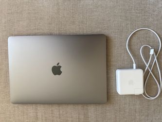 Macbook pro 2022 13 inch M2 touch bar 256gb ssd
