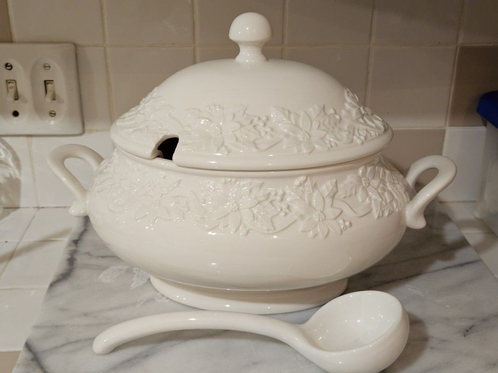 Noble Excellence Christmas Poinsettia pieces, and other high-quality, Italian-made soup tureens: