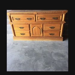 SOLID WOOD DRESSER/6 DRAWERS 
