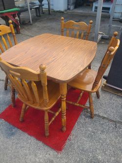 4 Seater Wooden Dinnning Table