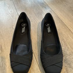 Ladies Black Shoes 8M