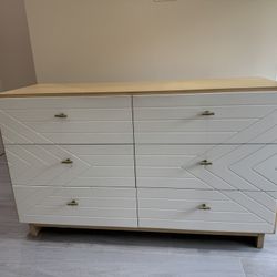 6 Drawer Dresser In Great Condition!