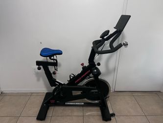Bicicleta estática profesional para ejercicios en casa .