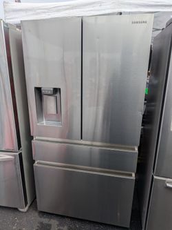 Samsung refrigerator/3 months of warranty and free local delivery