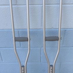 Adjustable crutches - 5’ 2” - 5’10”