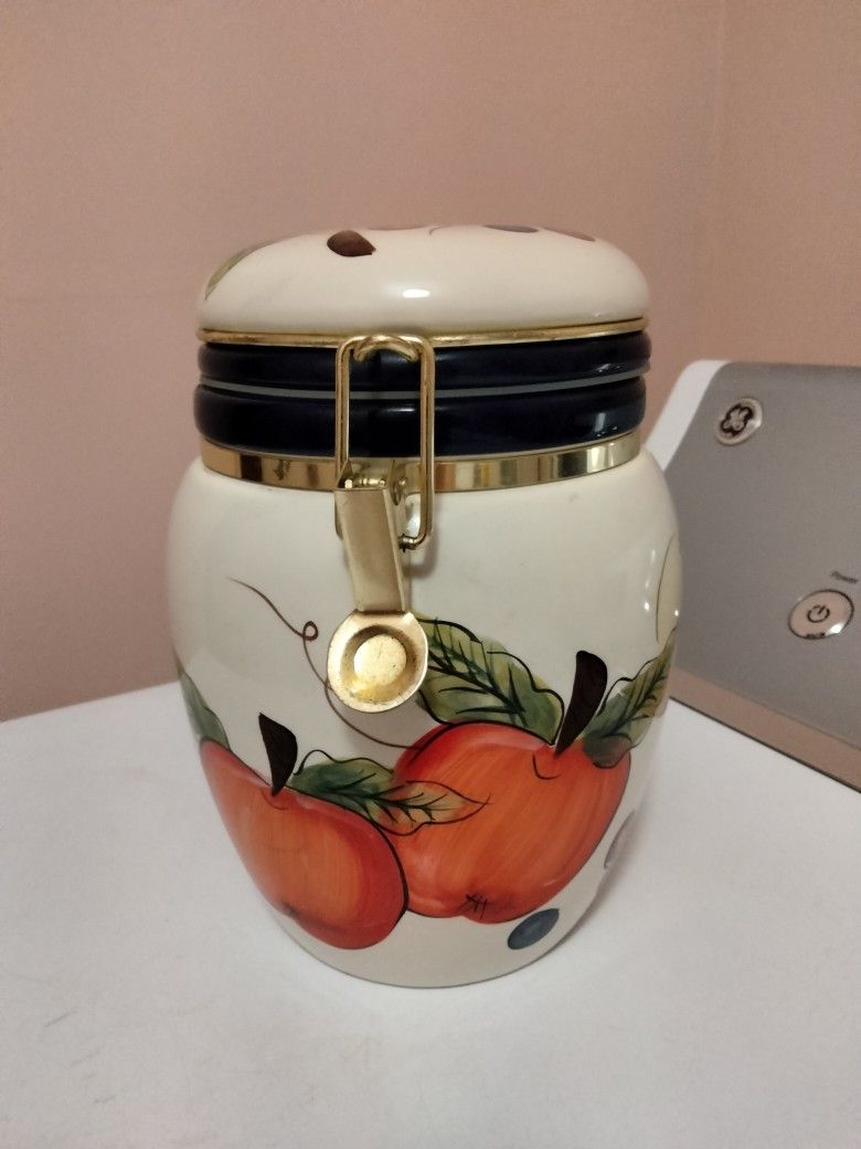 Locking Storage Cannister