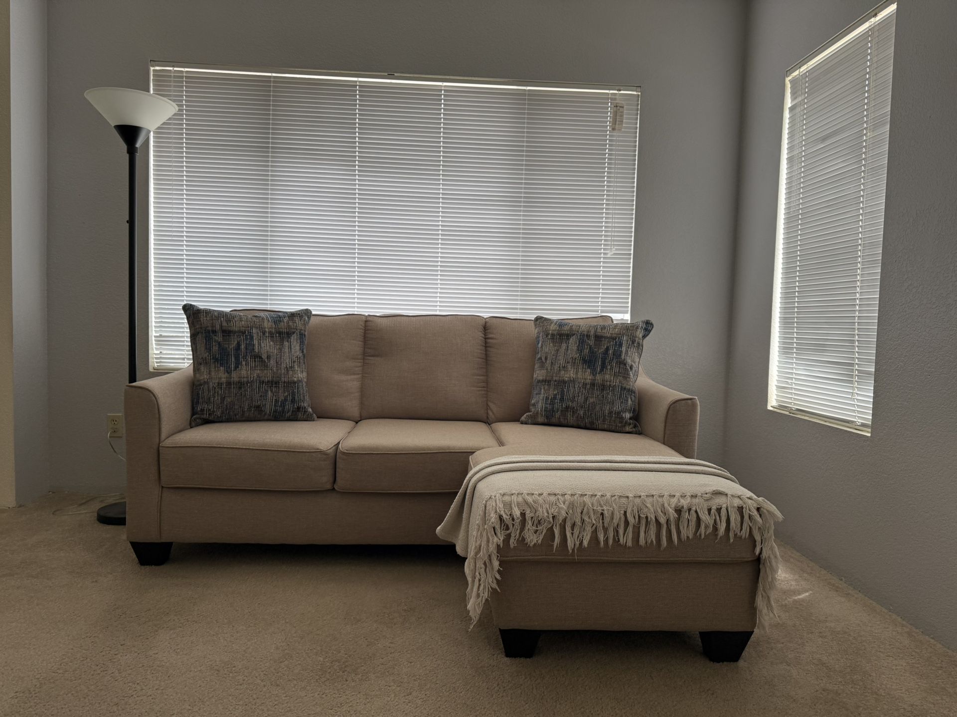 Stylish & Vesatile Sectional Sofá