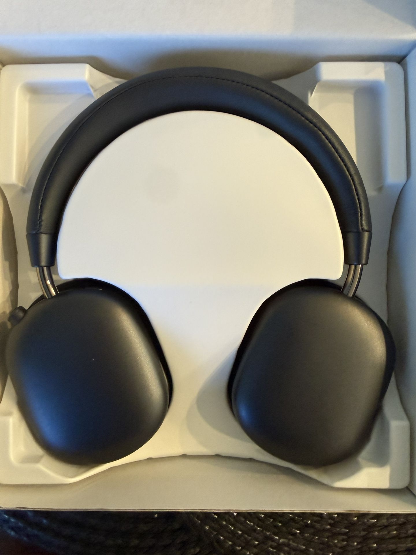 Picun F5 Sleek AirPod Pro Max Design