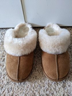 Shearling Slippers Women's Size 7 (Fits Like An 8)