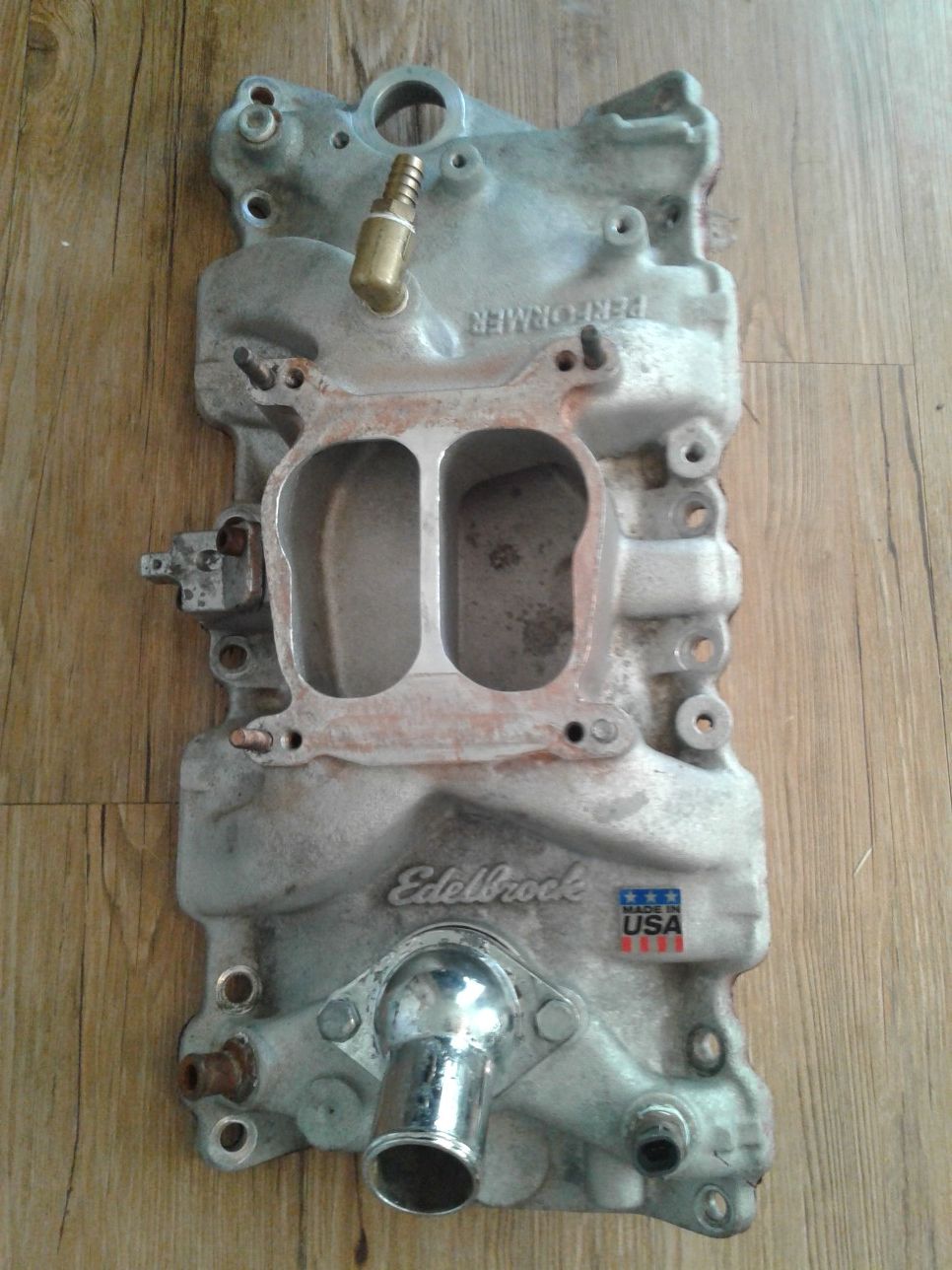 Edelbrock 2104 Performer intake manifold. For 87'-95' svc w/ center bolt heads. Dual plane, low rise.