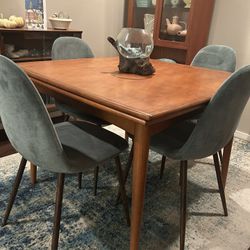 Dining Room Table and Chairs 