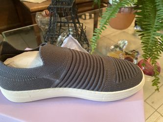 Tennis shoes