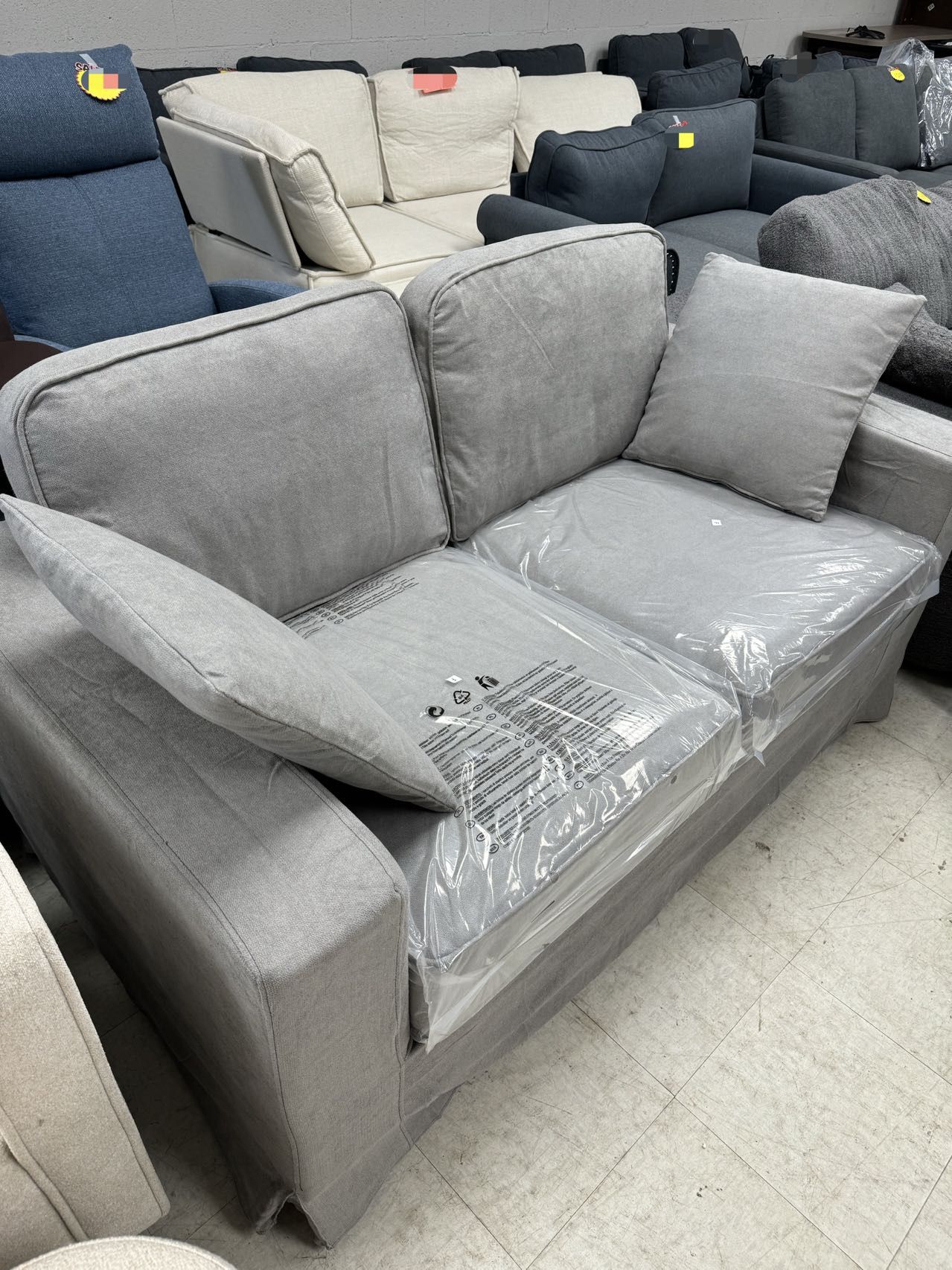 (58in)Brand new gray loveseat, perfect for small spaces! Comfortable and stylish, ready for immediate pickup. Limited stock available!(gray) 💰110$